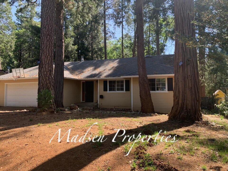14736 Carnegie Rd in Magalia, CA - Building Photo