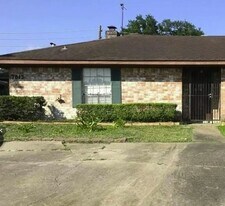7813 S Gessner Rd in Houston, TX - Building Photo