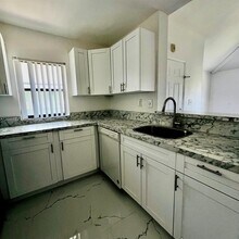 4030 NW 87th Ave in Sunrise, FL - Building Photo - Building Photo