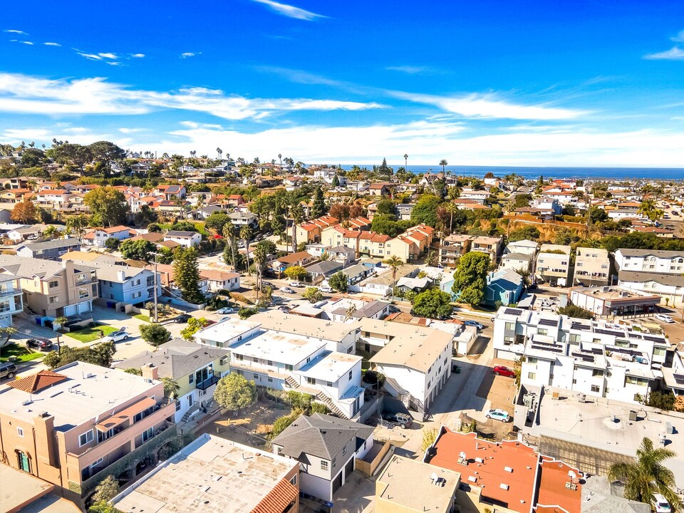 4142 Udall St in San Diego, CA - Foto de edificio