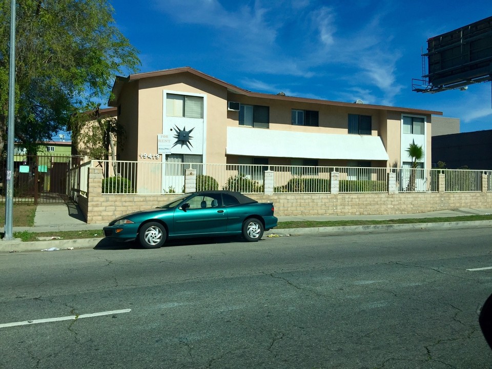 19419 Victory Blvd in Reseda, CA - Building Photo