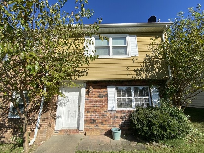 619 Anvil Rd in Fredericksburg, VA - Foto de edificio - Building Photo