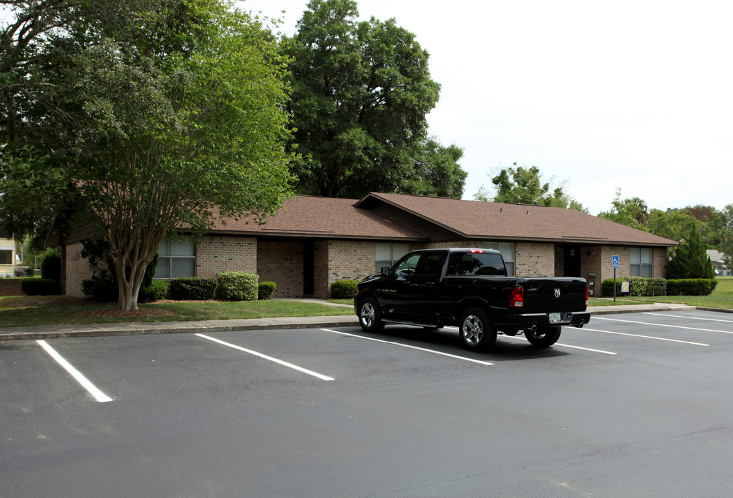 Mirror Lake Manor in Fruitland Park, FL - Building Photo