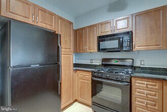 12958 Centre Park Cir in Herndon, VA - Building Photo - Building Photo