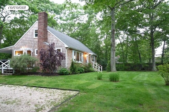 36 Woodbine Dr in East Hampton, NY - Building Photo - Building Photo