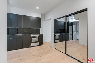 12320 Montana Ave in Los Angeles, CA - Foto de edificio - Building Photo