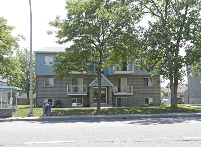 18184 de Pierrefonds Boul in Montréal, QC - Building Photo - Building Photo