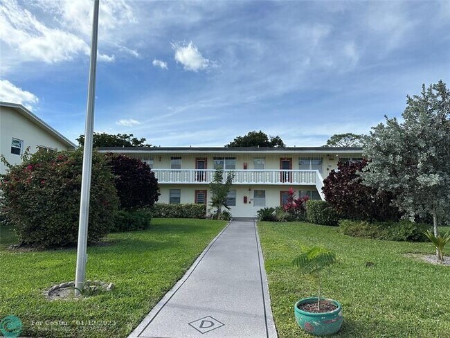 206 Durham E in Deerfield Beach, FL - Foto de edificio - Building Photo