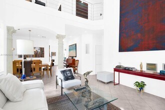 10824 NW 84th St in Doral, FL - Foto de edificio - Building Photo