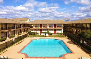 Embassy Apartments in Irving, TX - Foto de edificio - Building Photo