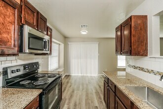 1070 Hickory Trail St in San Antonio, TX - Building Photo - Building Photo