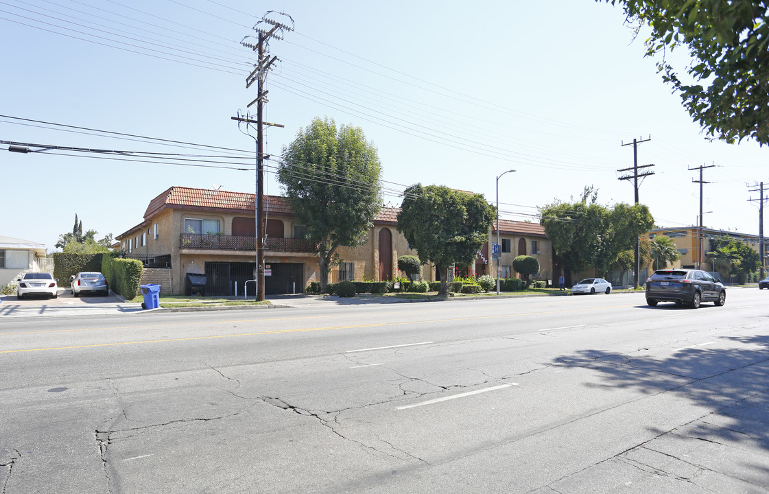 Villa Roscoe in Panorama City, CA - Foto de edificio