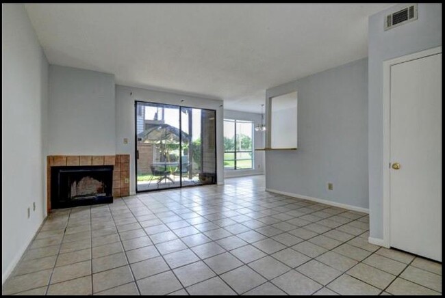 8325 Sands Point Dr in Houston, TX - Building Photo - Building Photo