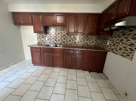 81 Eagen Dr in Kitchener, ON - Building Photo