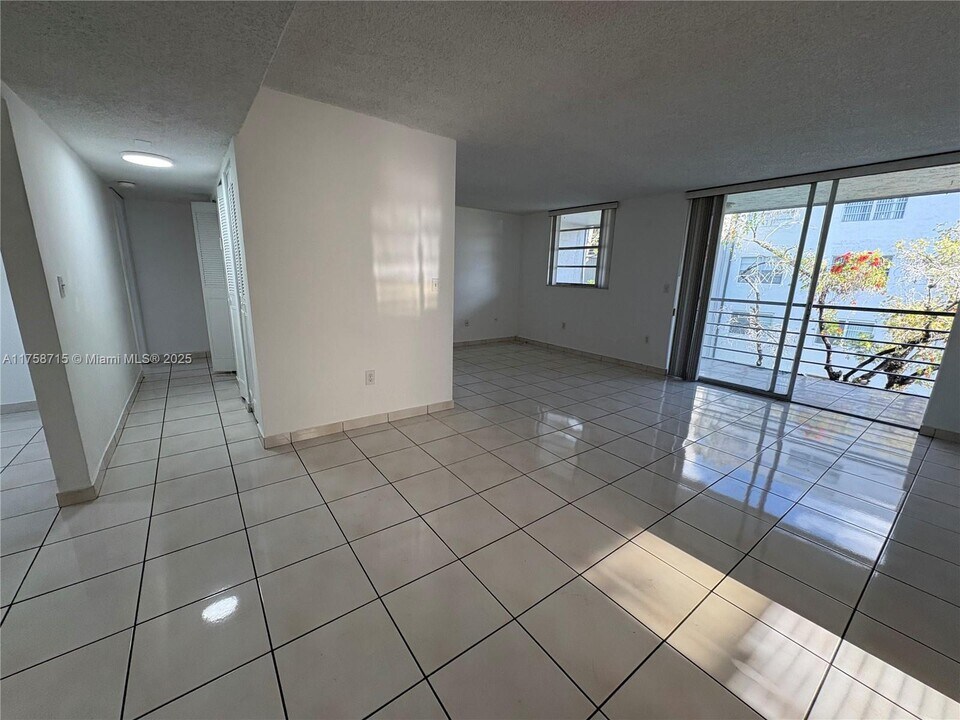 14175 SW 87th St in Miami, FL - Building Photo