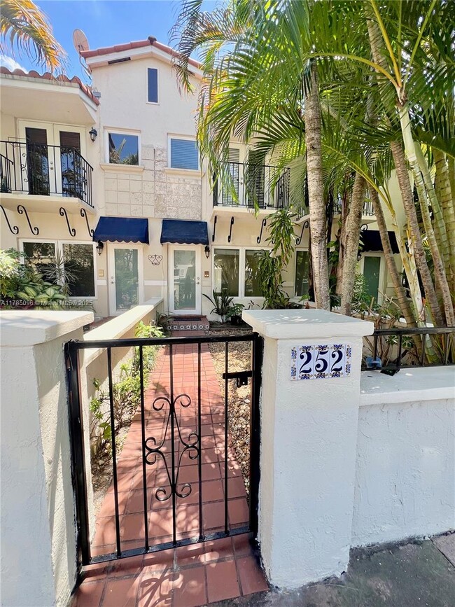 252 Majorca Ave in Coral Gables, FL - Building Photo - Building Photo