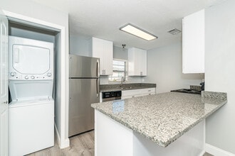 Seaside Apartments in Atlantic Beach, FL - Foto de edificio - Building Photo