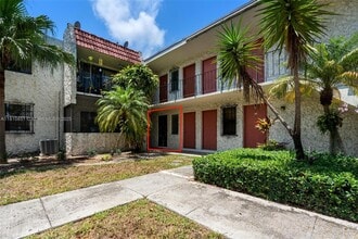 8701 SW 141st St in Palmetto Bay, FL - Foto de edificio - Building Photo
