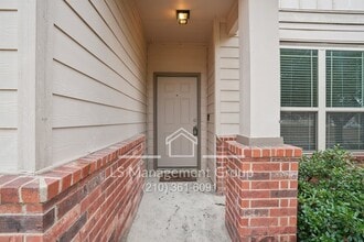 6018 Upland View in San Antonio, TX - Building Photo - Building Photo