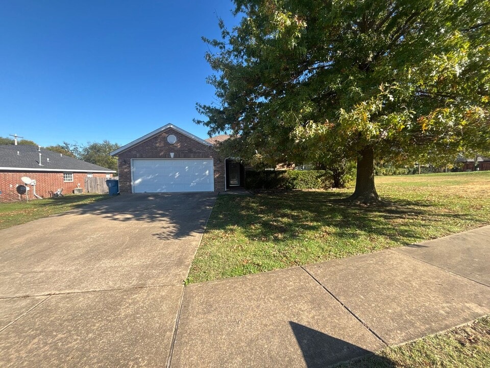 1701 SW Elington St in Bentonville, AR - Building Photo