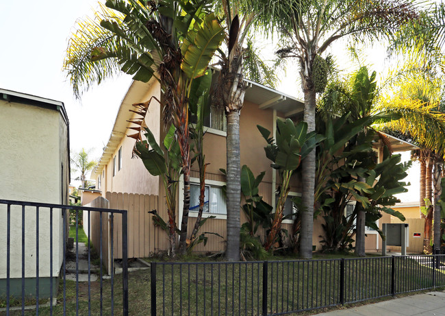 220 S Nevada St in Oceanside, CA - Foto de edificio - Building Photo