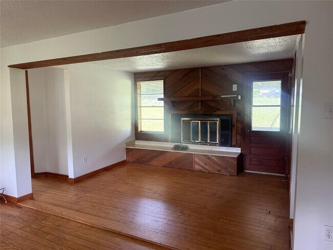 1825 E Pierce St in Luling, TX - Building Photo - Building Photo