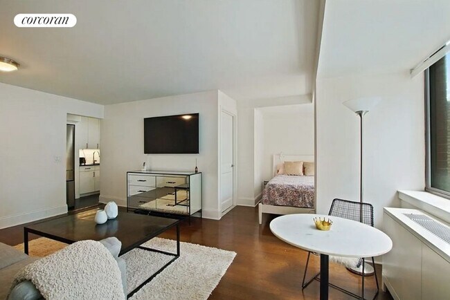 300 E 64th St in New York, NY - Building Photo - Building Photo