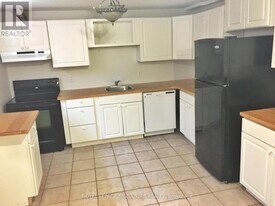 885 Runningbrook Dr in Mississauga, ON - Building Photo