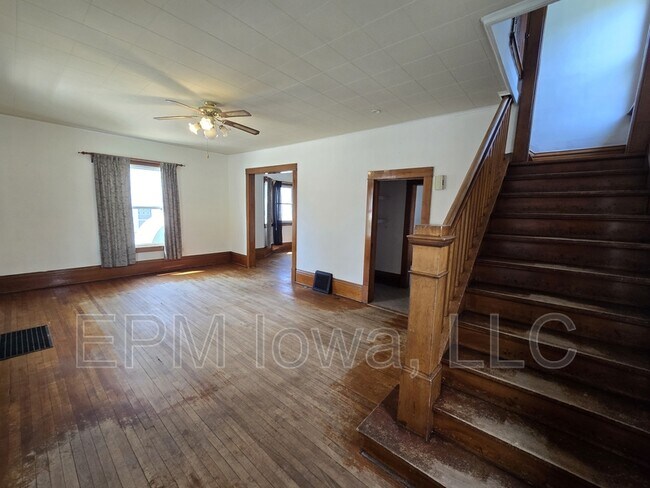 302 Long St in Williamsburg, IA - Building Photo - Building Photo