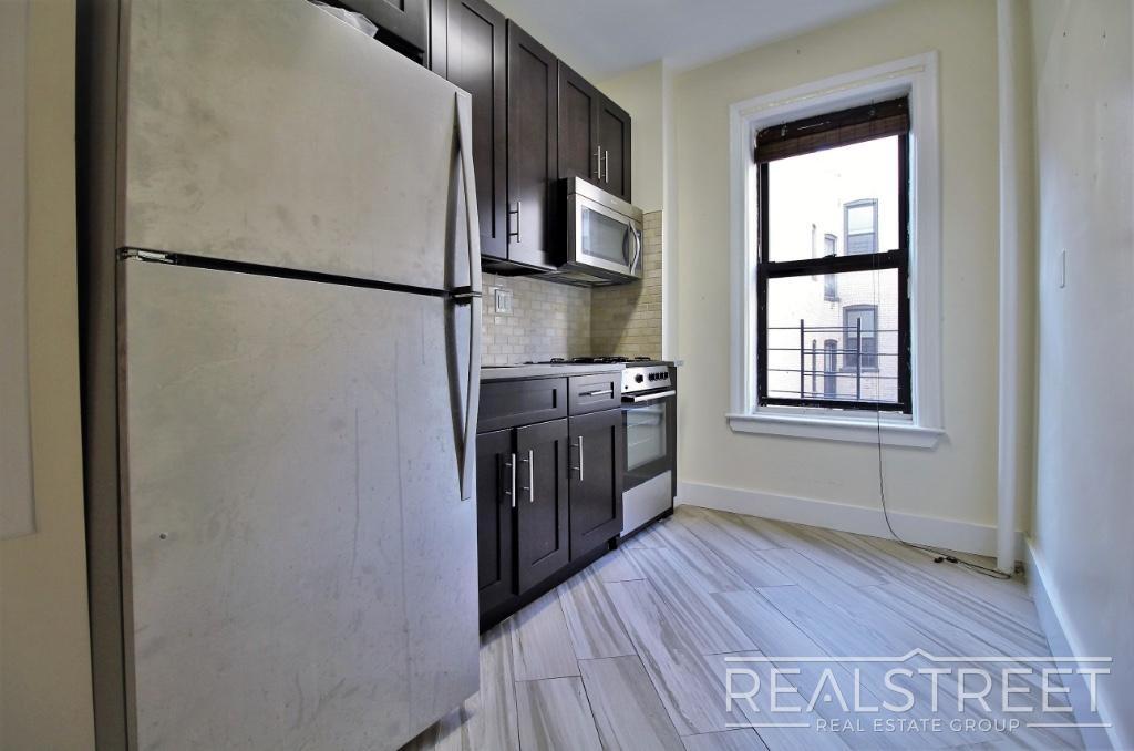 85 Eastern Pkwy, Unit 2G in Brooklyn, NY - Building Photo