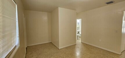 535 SW 4th St, Unit 1 in Miami, FL - Building Photo - Building Photo