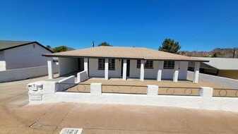 1128 E Orchid Ln in Phoenix, AZ - Building Photo