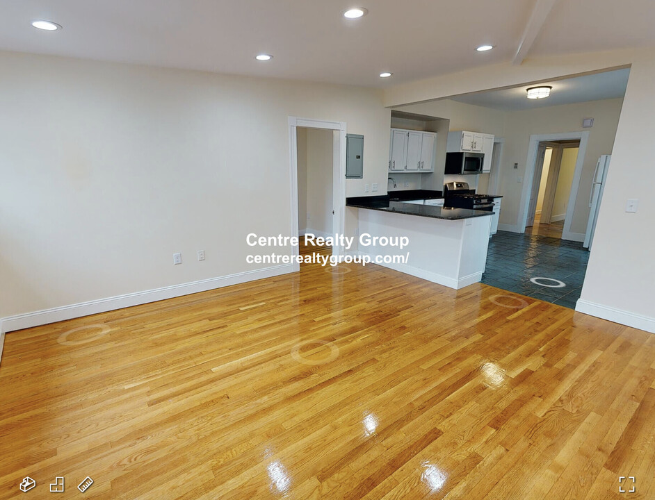 2572 Massachusetts Ave, Unit 2 in Cambridge, MA - Building Photo