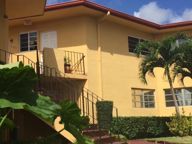 1715 NE Miami Gardens Dr in Miami, FL - Foto de edificio - Building Photo