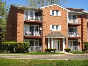 10337 Dearlove Rd in Glenview, IL - Foto de edificio - Building Photo