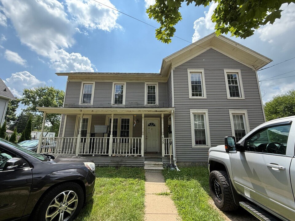 635 Church St in Grass Lake, MI - Building Photo