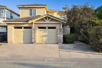 5032 Amalfi Way in Oxnard, CA - Building Photo - Building Photo
