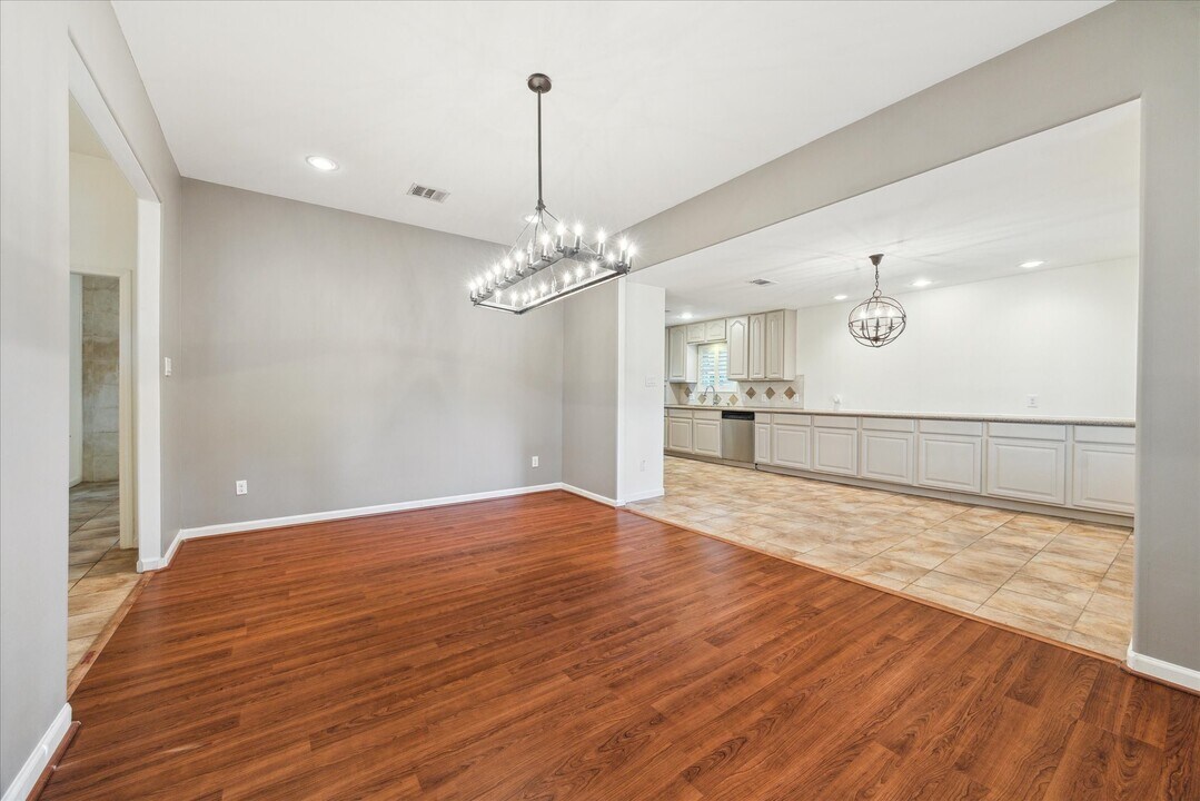 6215 Cheena Dr in Houston, TX - Building Photo