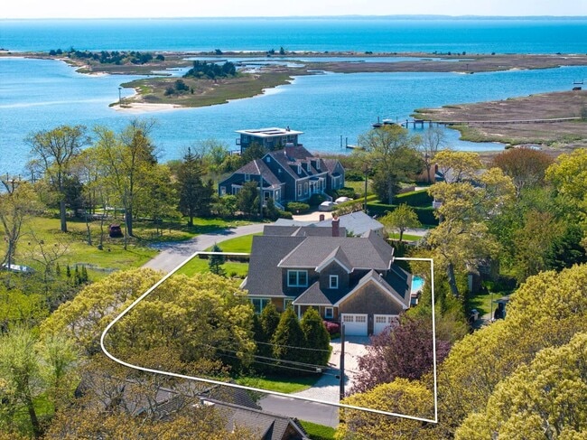 32 W Neck Cir in Southampton, NY - Foto de edificio - Building Photo