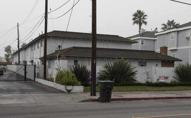 Costa Brava in Costa Mesa, CA - Foto de edificio - Building Photo