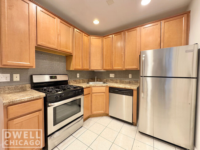 3321 N Lakewood Ave, Unit 1 in Chicago, IL - Foto de edificio - Building Photo
