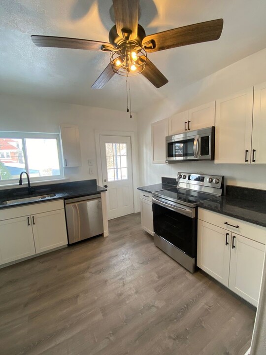 611 E 14th Ave in Munhall, PA - Foto de edificio