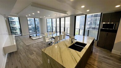801 S Miami Ave in Miami, FL - Foto de edificio - Building Photo