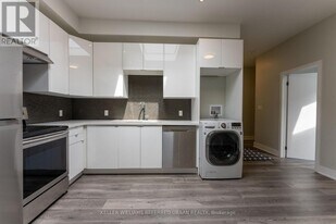 400 Queen St W in Toronto, ON - Building Photo