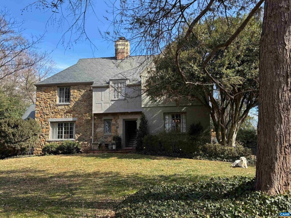 1879 Wayside Pl in Charlottesville, VA - Building Photo