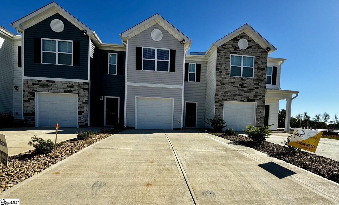 745 Embark Cir in Greer, SC - Building Photo