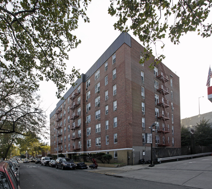 3116 68th St in Flushing, NY - Foto de edificio