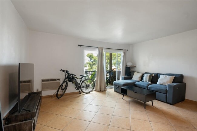 7555 Linda Vista Rd, Unit 27 in San Diego, CA - Building Photo - Building Photo