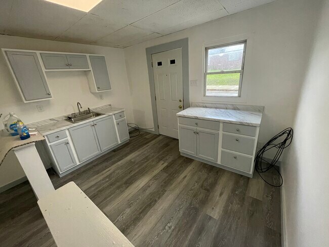 424 Park Ave, Unit 4 in Clairton, PA - Building Photo - Building Photo