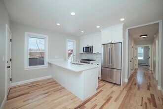 9 Duffley Ct, Unit #1 in Chestnut Hill, MA - Building Photo - Building Photo